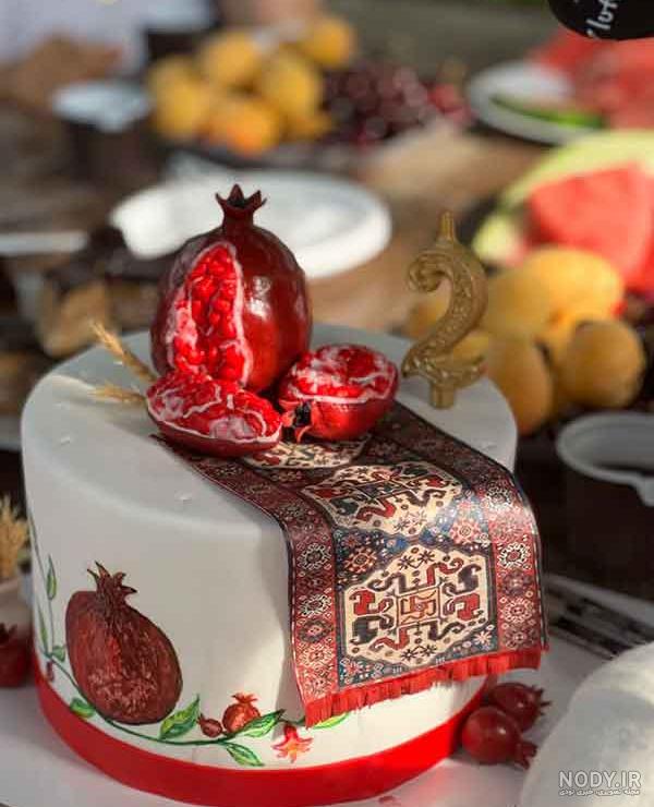 ۳۰ عکس تزیین کیک شب یلدا جدید ۱۴۰۲ در مدل های ساده و لاکچری