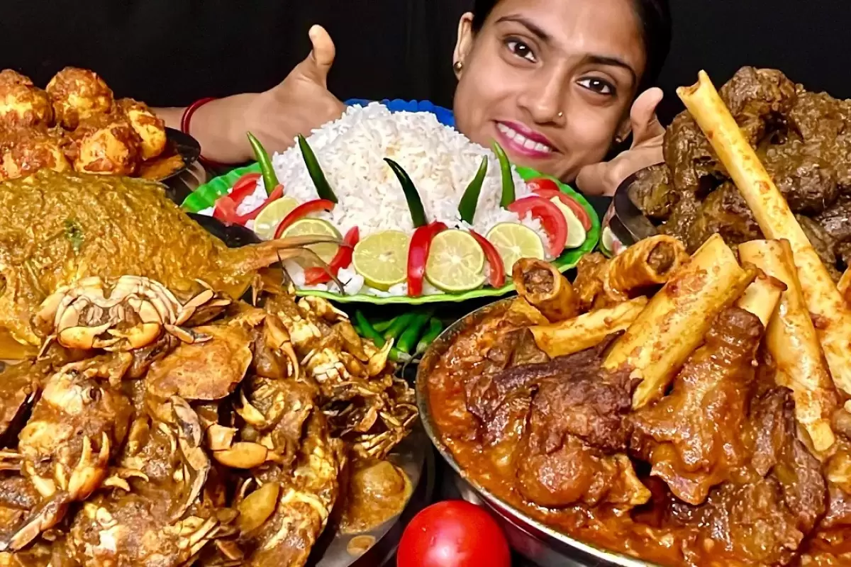 غذا خوردن چندش ؛ غذا خوردن حال بهم زن زوج هندی آقاهه یه مشت پلو چپوند دهن  زنش !