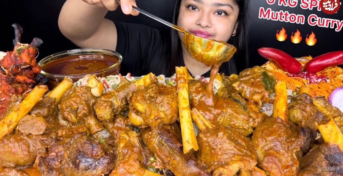 ویدئو) خوردن غذا با صدا / خوردن دسرهای بنفش رنگ توسط دختر مشهور کره ای