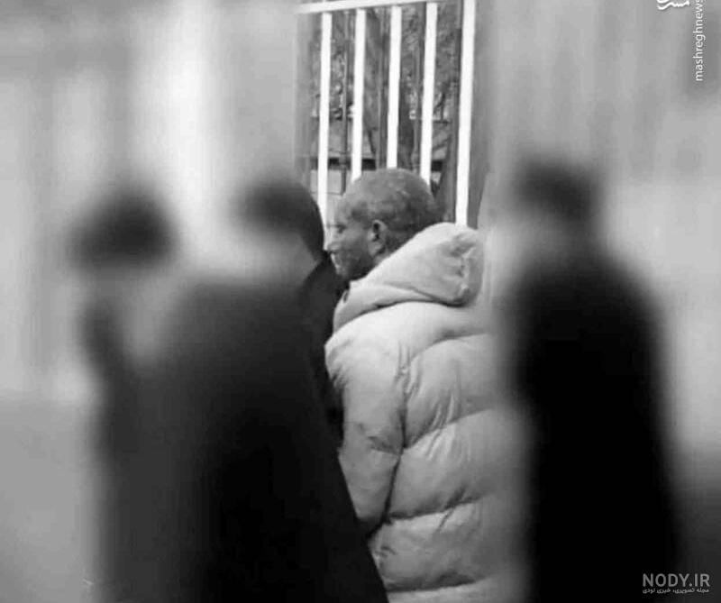 عکس جدید از امیر تتلو با لباس زندان در کنار مادر و خواهرش عکس جدید از امیر تتلو با لباس زندان در کنار مادر و خواهرش