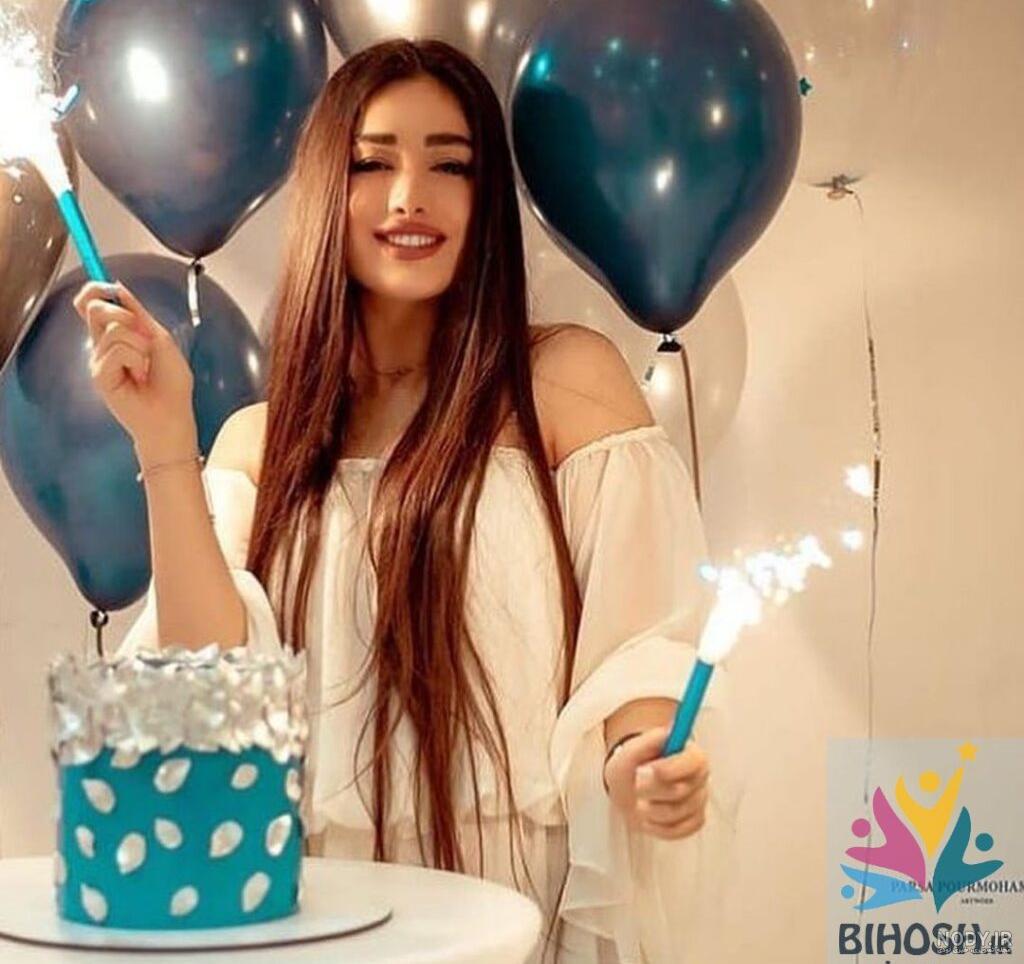 ژست عکس با کیک تولد برای خانم ها و آقایان در سنین مختلف ژست عکس با کیک تولد برای خانم ها و آقایان در سنین مختلف