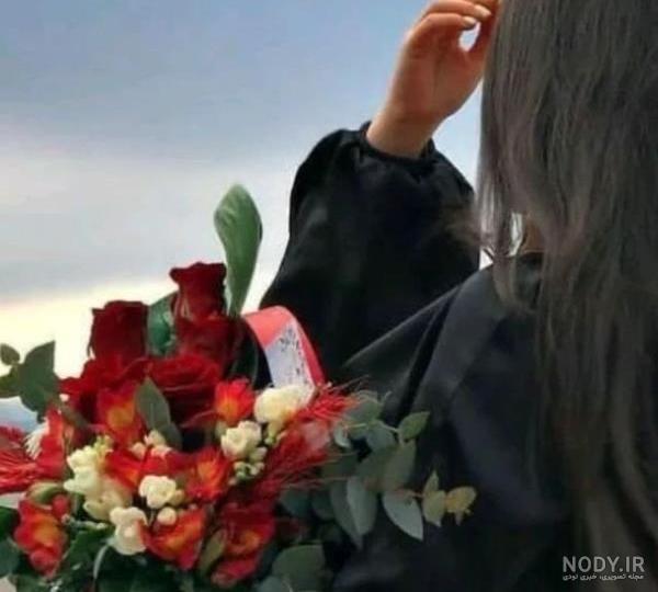 عکس گل زیبا در دست دختر برای پروفایل