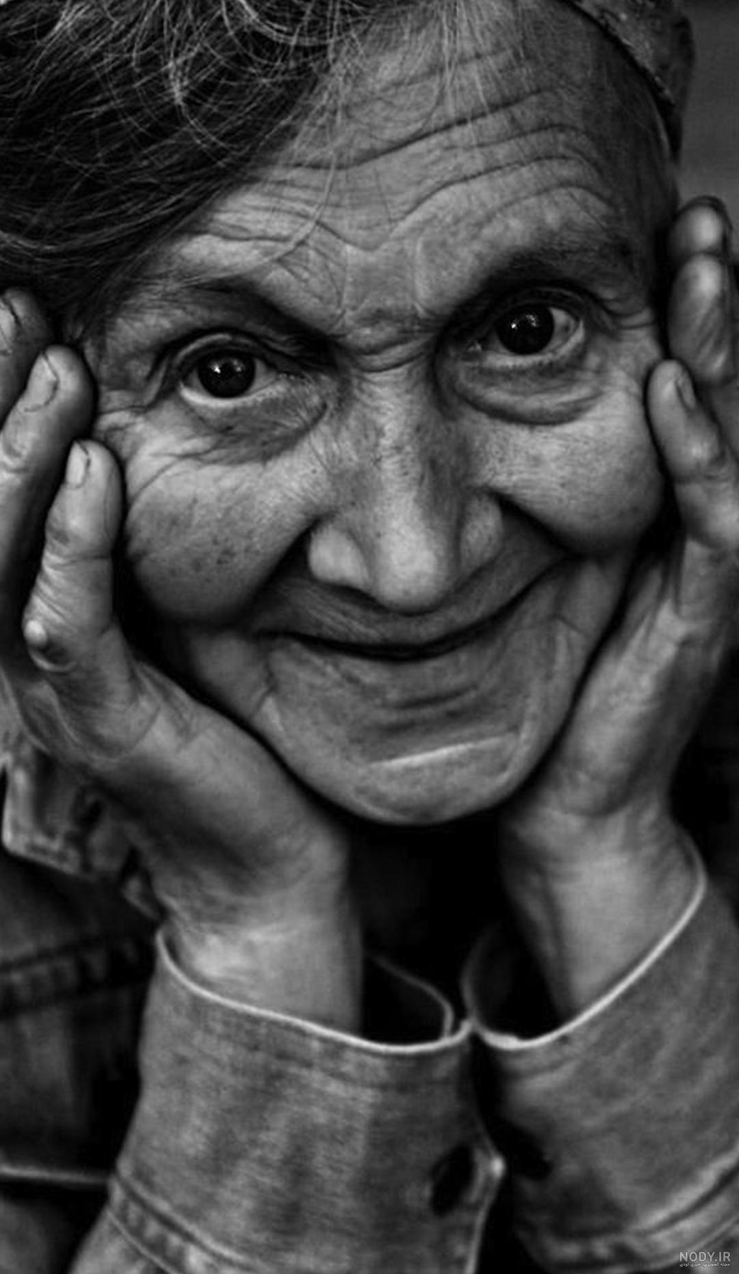 عکس پیرزن تنها