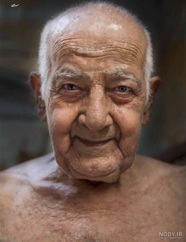 عکس پیرزن تنها