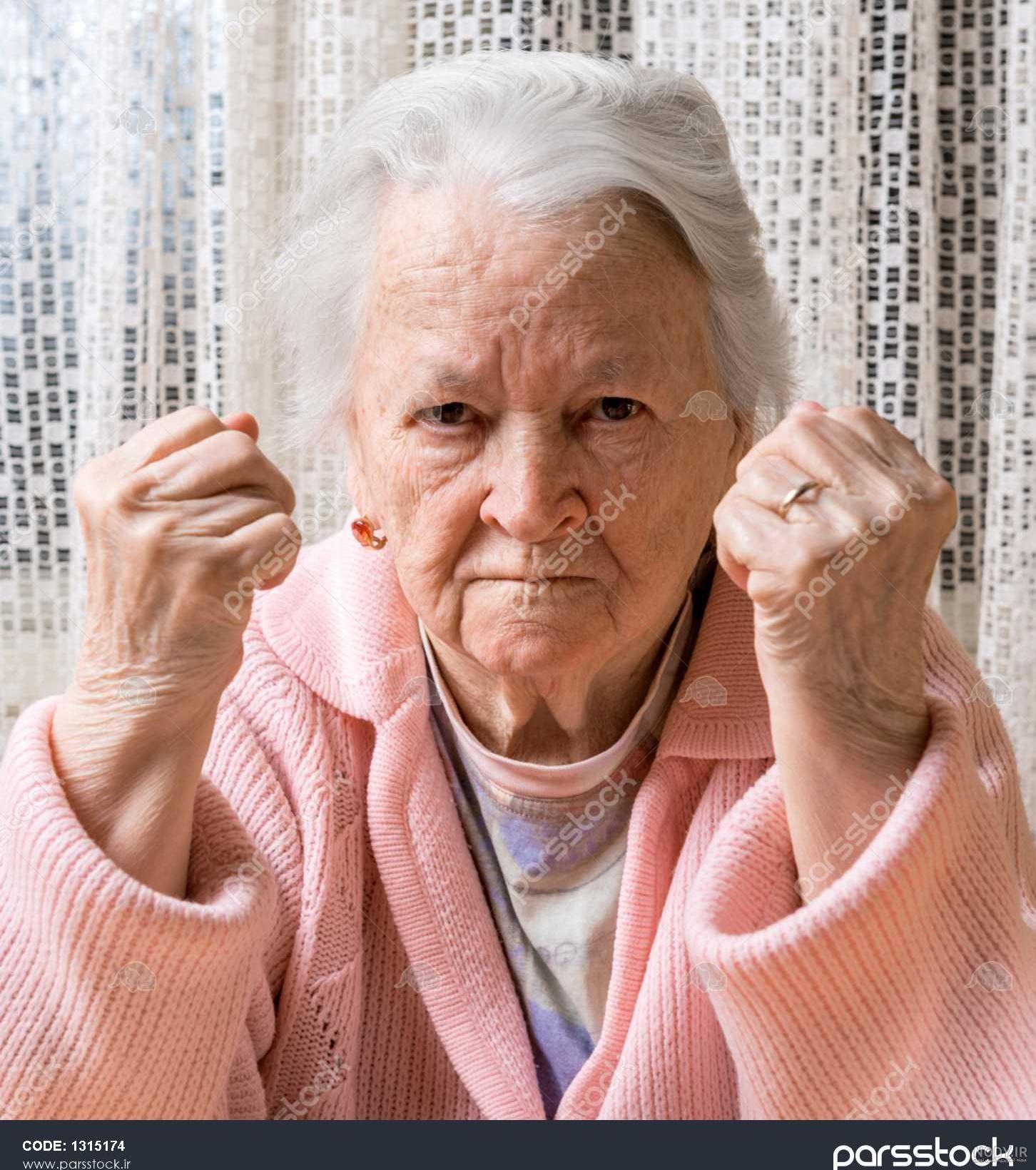 عکس پیرزن تنها