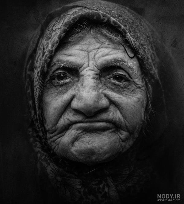 عکس پیرزن تنها