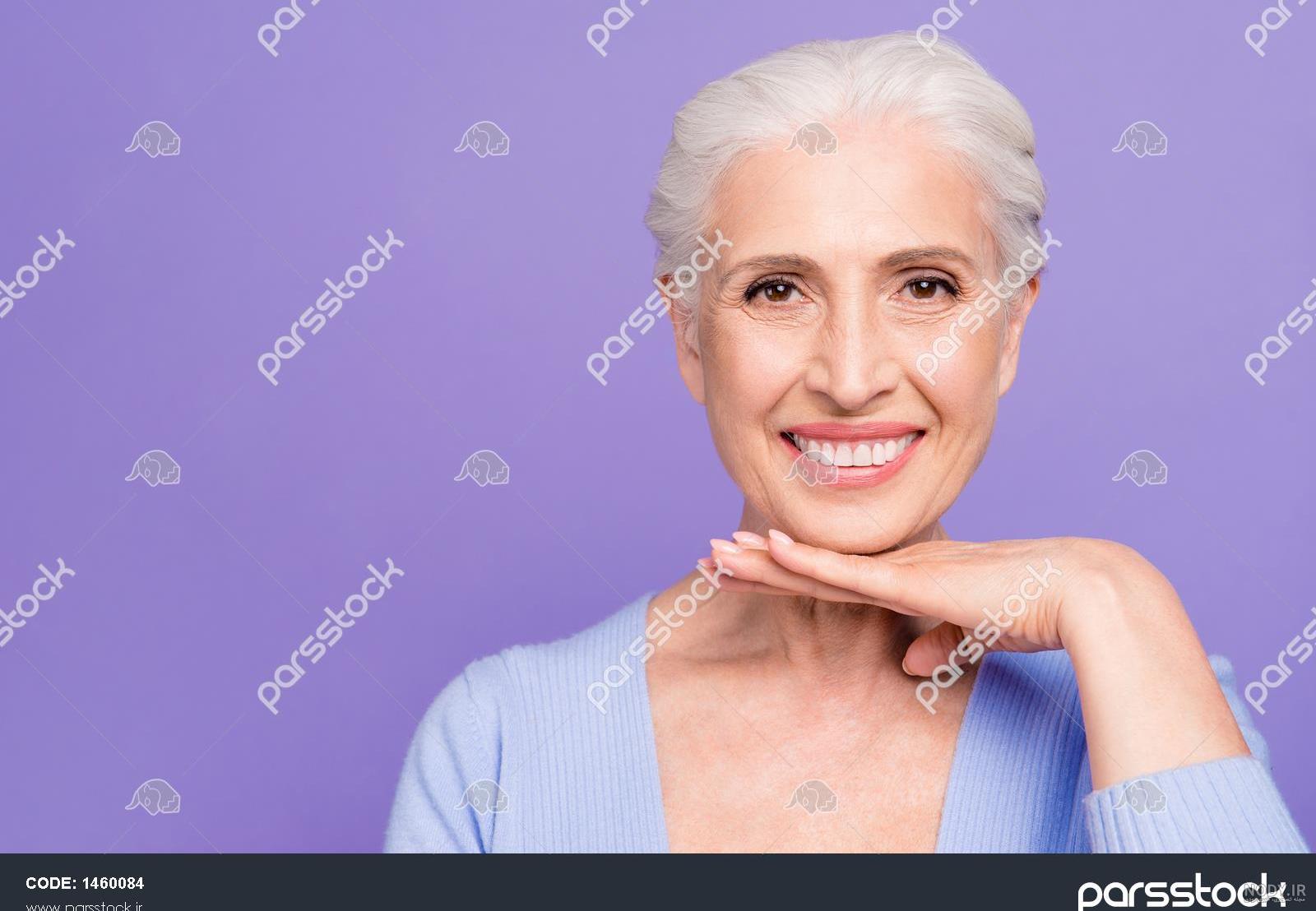 عکس پیرزن تنها