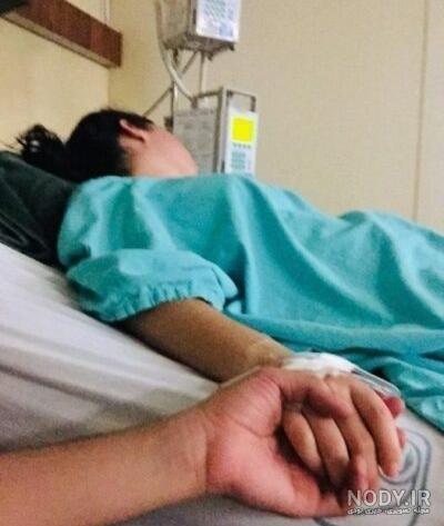 عکس پسر در بیمارستان از پشت شیشه