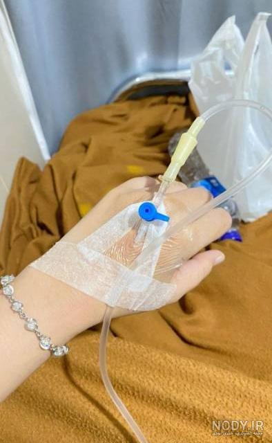 عکس پسر در بیمارستان از پشت شیشه