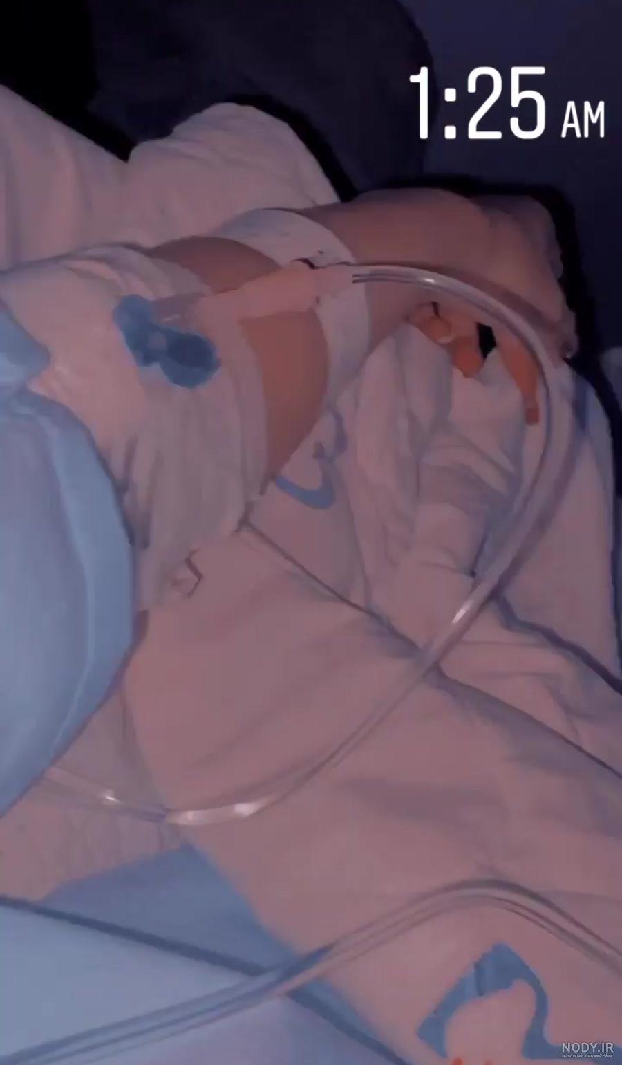 عکس پسر در بیمارستان از پشت شیشه