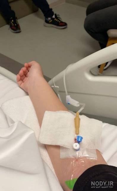 عکس پسر در بیمارستان از پشت شیشه