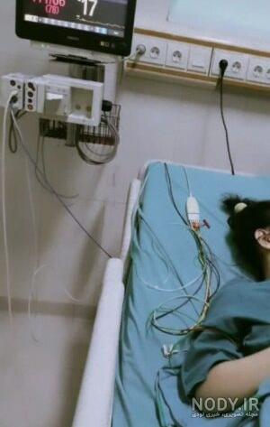 عکس پسر در بیمارستان از پشت شیشه