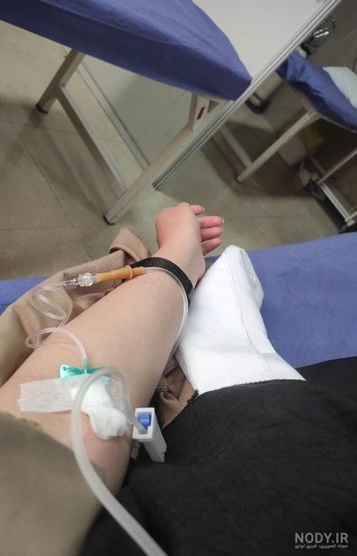 عکس پسر در بیمارستان از پشت شیشه