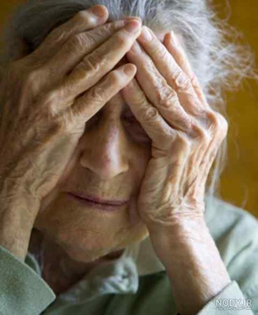 عکس پیرزن تنها