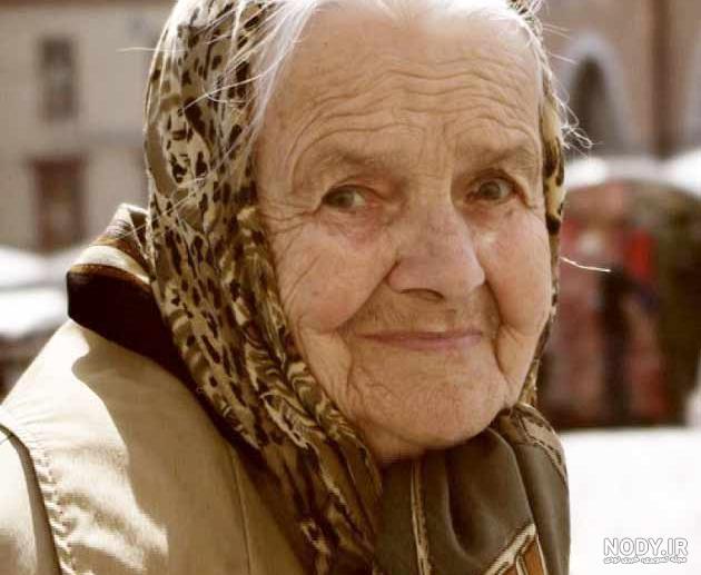 عکس پیرزن تنها