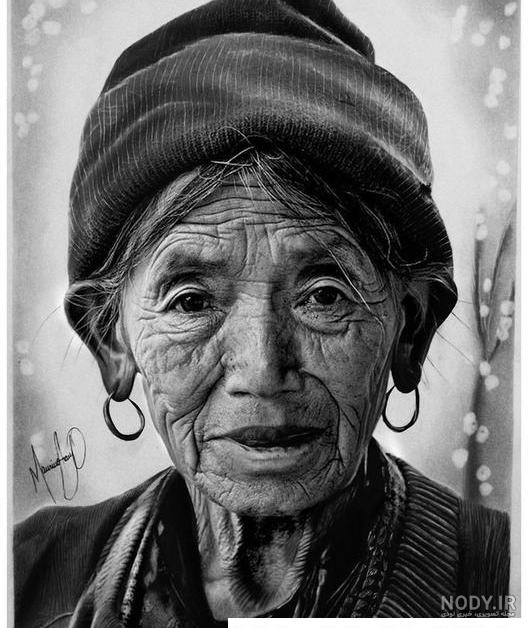 عکس پیرزن تنها