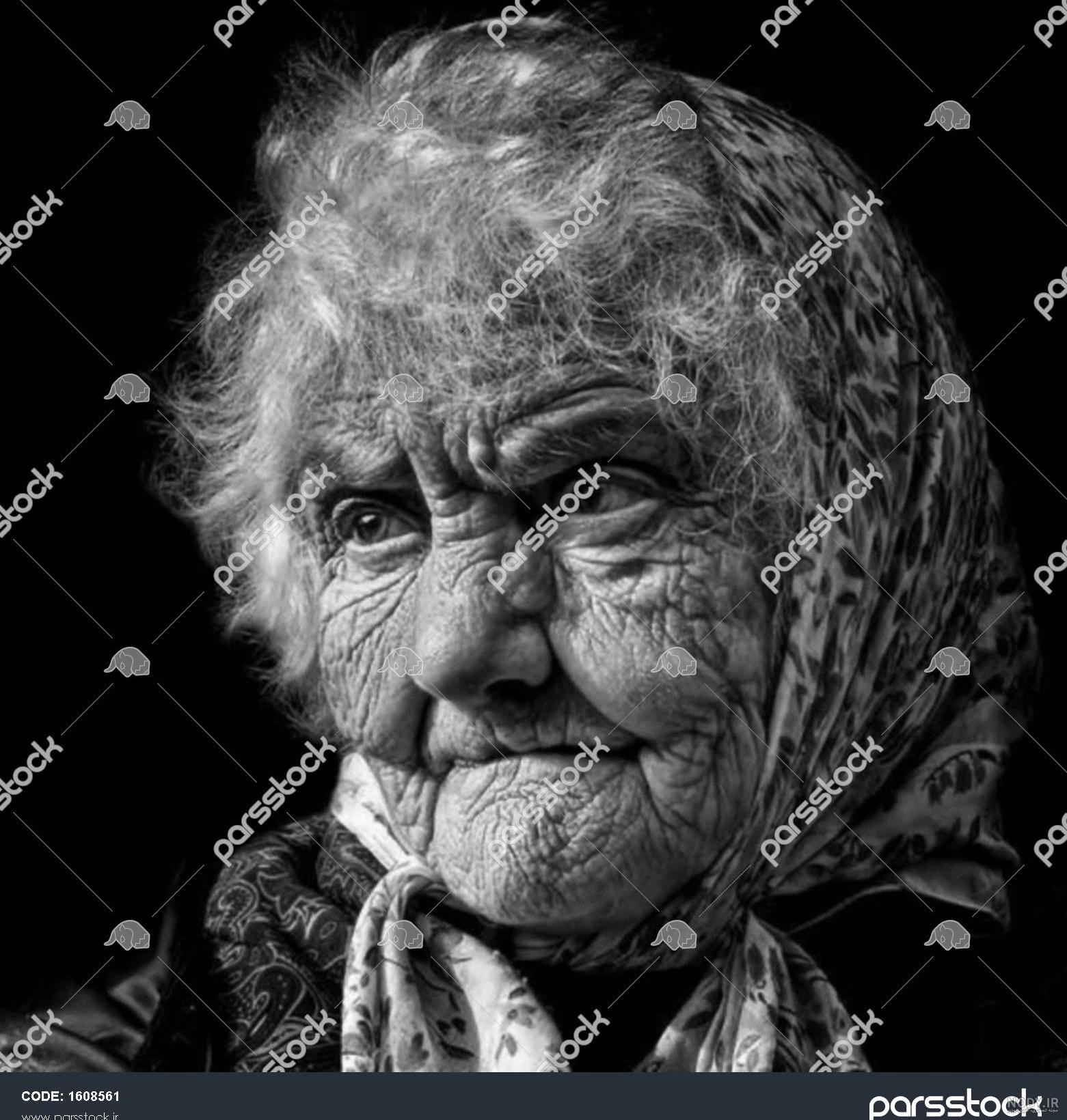 عکس پیرزن تنها