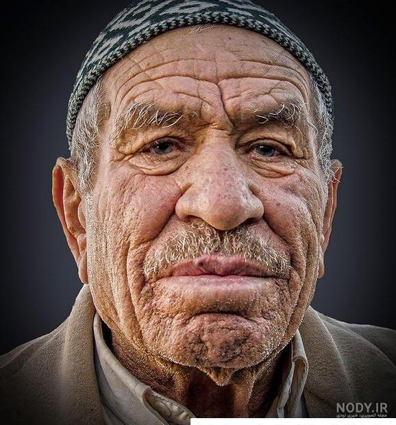 عکس پیرزن تنها