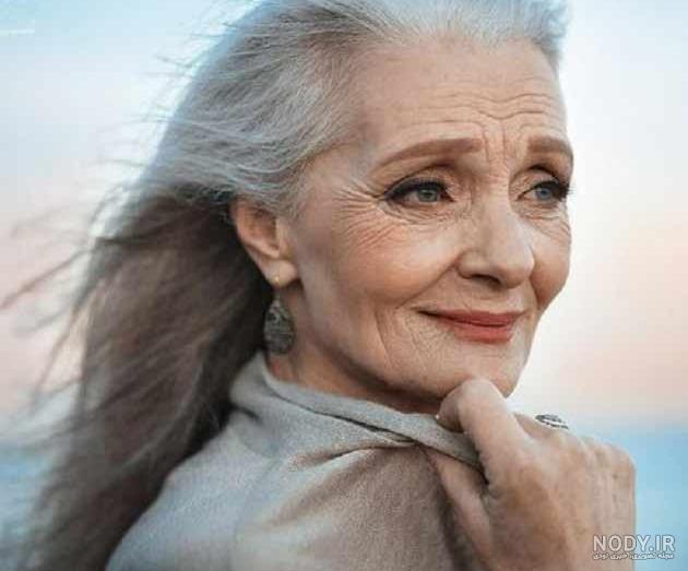 عکس پیرزن تنها