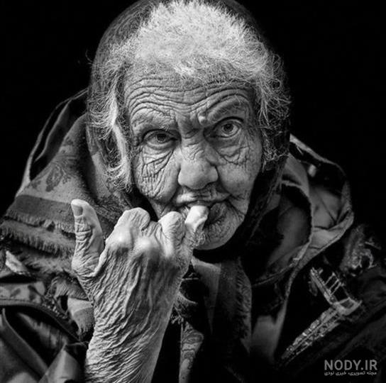 عکس پیرزن تنها