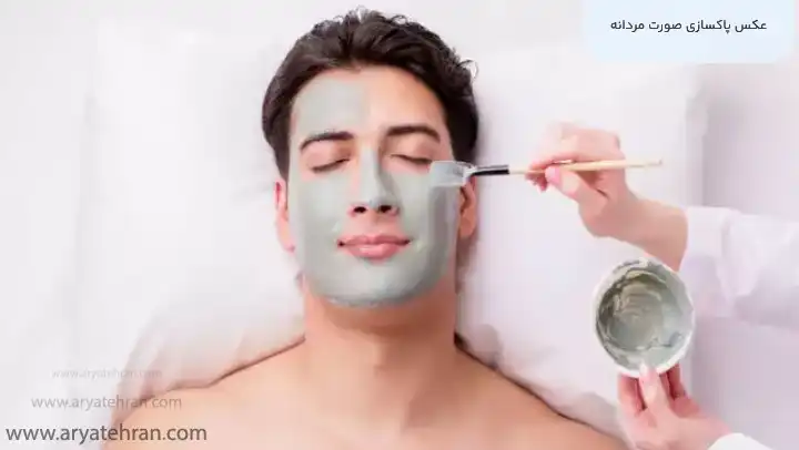 تصویر استوک از مردی در حال پیرایش صورت و ریش در آرایشگاه مردانه تصویر استوک از مردی در حال پیرایش صورت و ریش در آرایشگاه مردانه