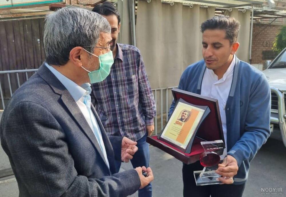 عکس احمدی نژاد در خانه