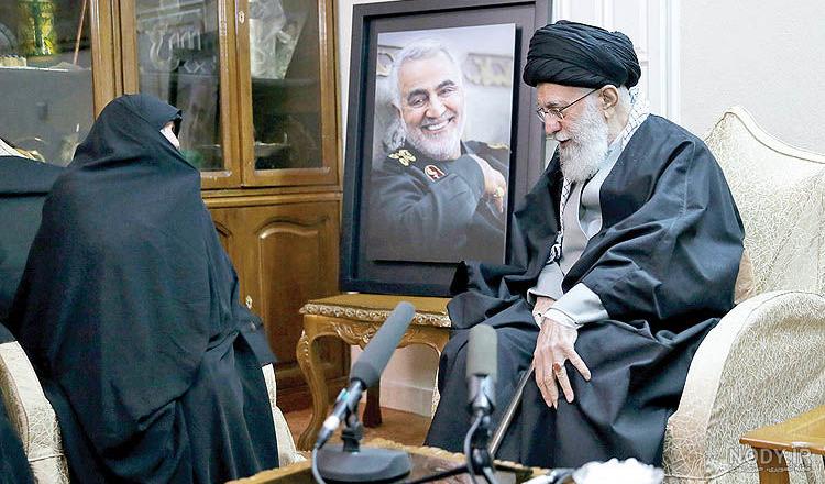 عکس/ رهبر انقلاب در حیاط منزل پدری | پایگاه خبری حامیان ولایت