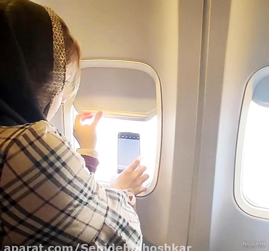 عکس با کیفیت نمادین از پرواز خارجی و بین المللی با تصویر هواپیما و کره زمین  با چمدان های مسافرتی - لایه باز طرح آماده psd - eps