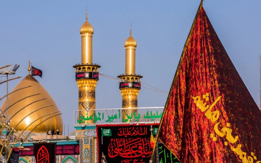 نصب بیرق عزا بر گنبد حرم حضرت عباس(ع) + عکس