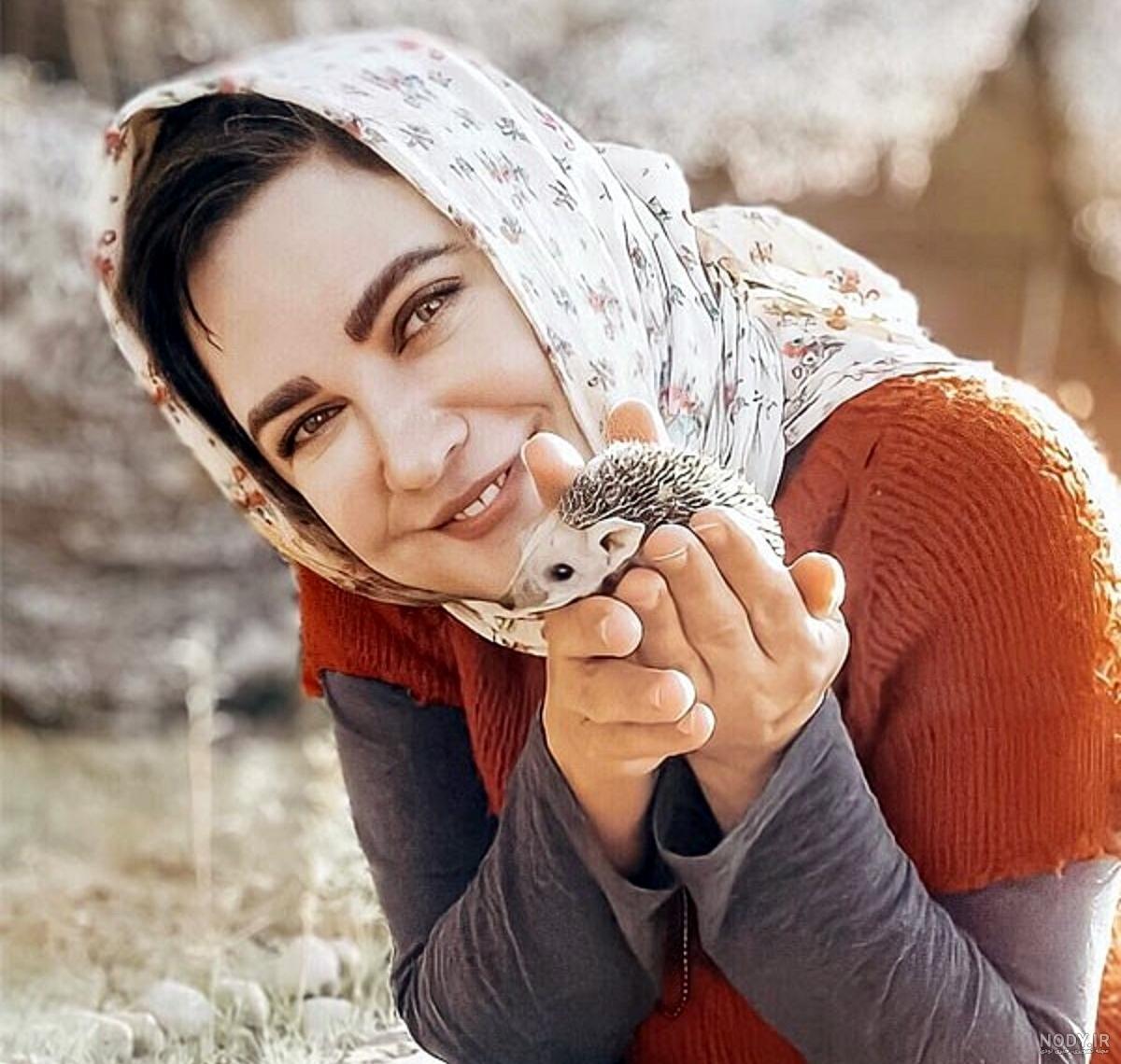 پیری عجیب همسر چادری آقای مجری خوش تیپ ! / تفاوت سن فاحش + عکس ها پیری عجیب همسر چادری آقای مجری خوش تیپ ! / تفاوت سن فاحش + عکس ها
