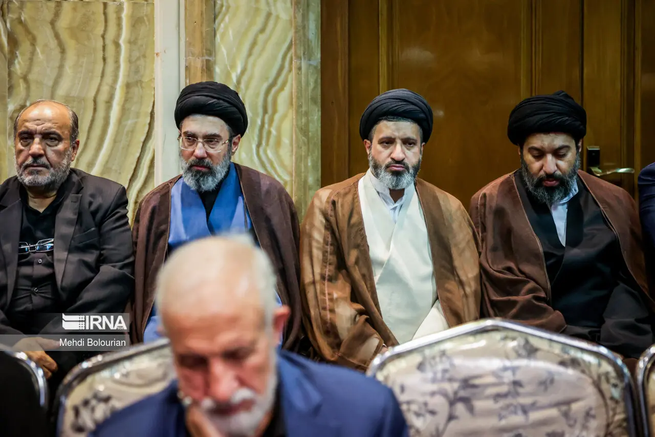 عیادت فرزندان رهبر انقلاب از رزمندگان مجروح حزب الله+عکس عیادت فرزندان رهبر انقلاب از رزمندگان مجروح حزب الله+عکس