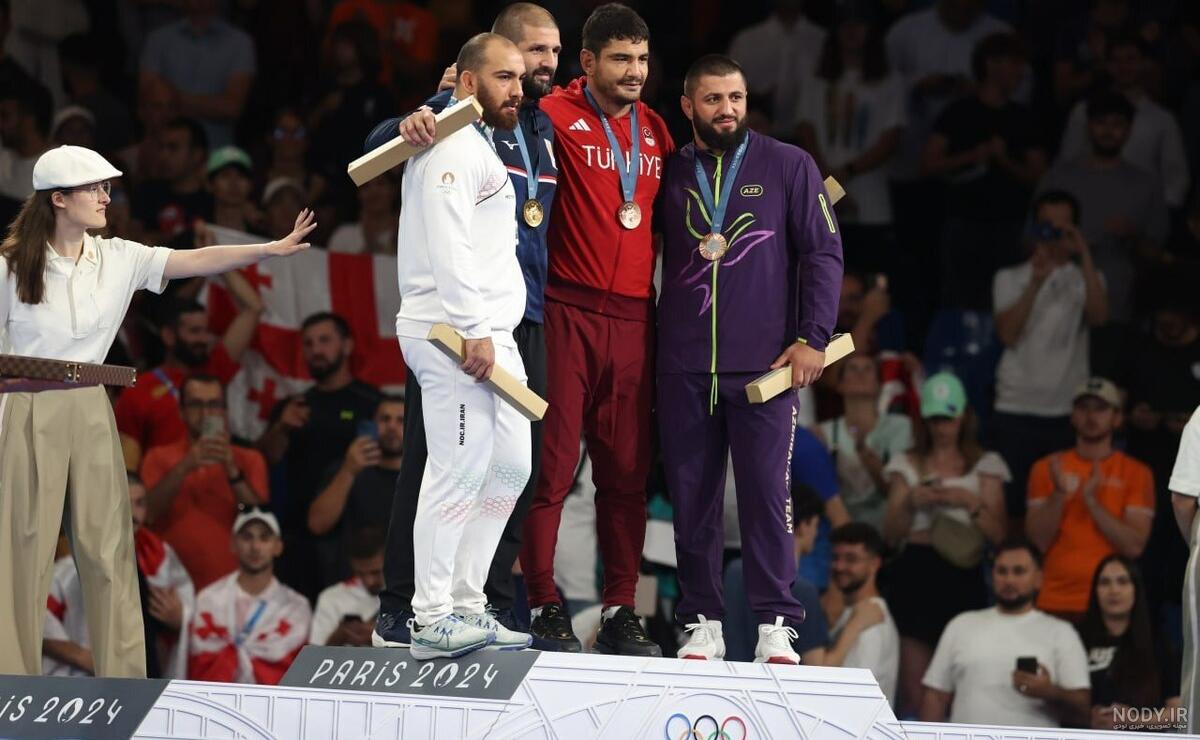 امیرحسین زارع مدال طلای جهان را به آستان قدس هدیه کرد+عکس امیرحسین زارع مدال طلای جهان را به آستان قدس هدیه کرد+عکس