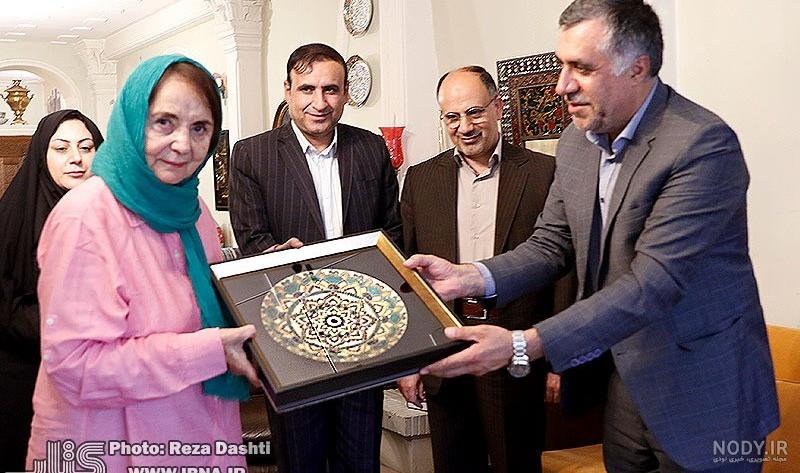 همشهری آنلاین - تیپ و استایل چهره‌های مشهور در مراسم یادبود امیربانو کریمی  (مادر علی مصفا) | تصاویر