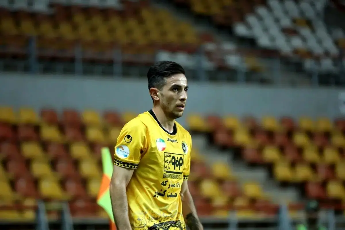 عکس فرشاد احمدزاده با پیراهن پرسپولیس