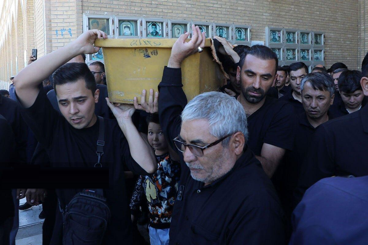 مراسم خاکسپاری پدر خداداد عزیزی با حضور پیشکسوتان فوتبال ایران | رویداد24 مراسم خاکسپاری پدر خداداد عزیزی با حضور پیشکسوتان فوتبال ایران | رویداد24