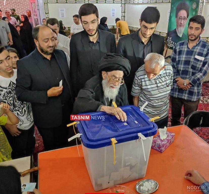 عکس / تصویری غمناک از پدر آیت الله آل هاشم در کنار رهبر انقلاب عکس / تصویری غمناک از پدر آیت الله آل هاشم در کنار رهبر انقلاب