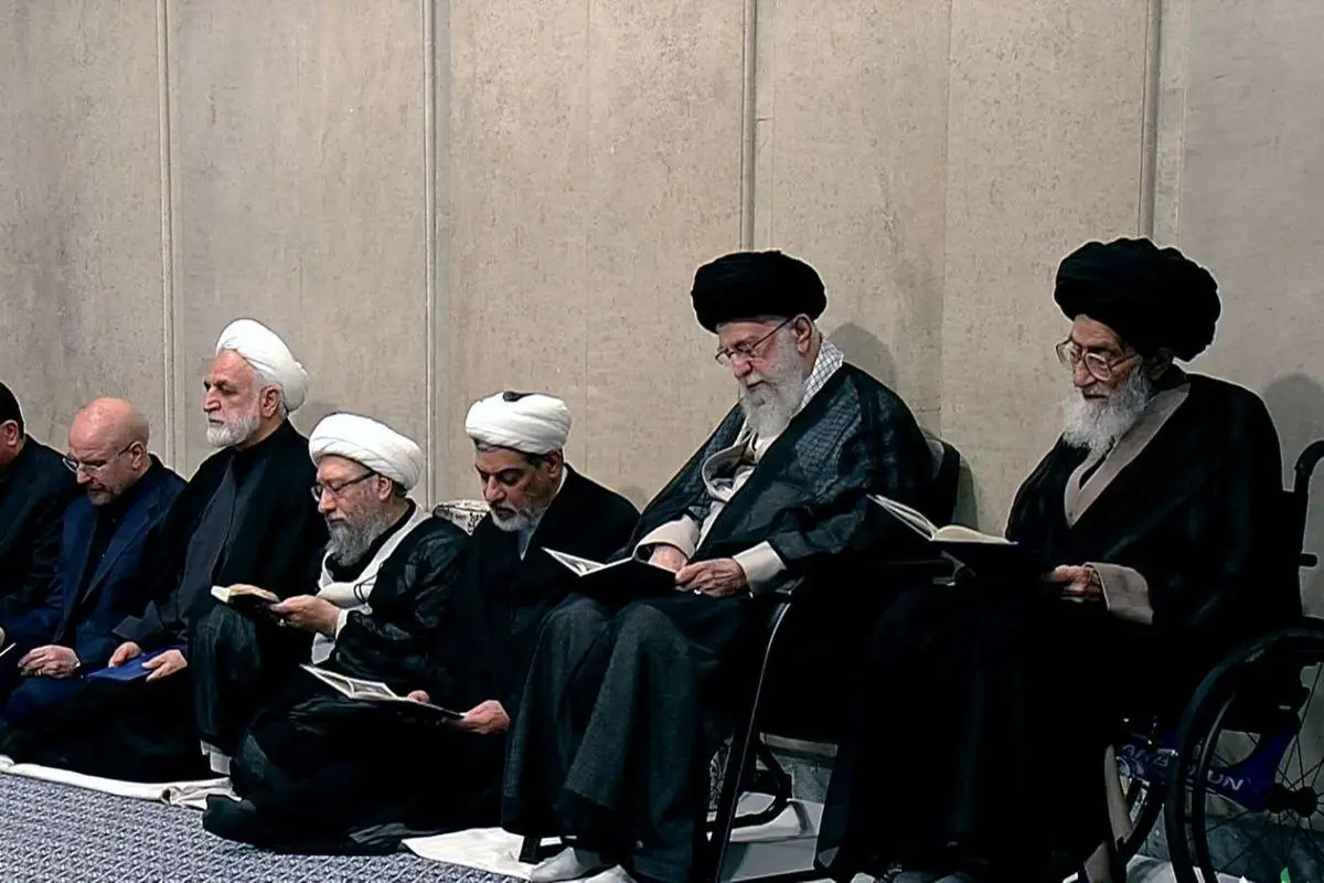 مشرق نیوز - عکس/ پدر شهید آل هاشم در کنار رهبر انقلاب مشرق نیوز - عکس/ پدر شهید آل هاشم در کنار رهبر انقلاب