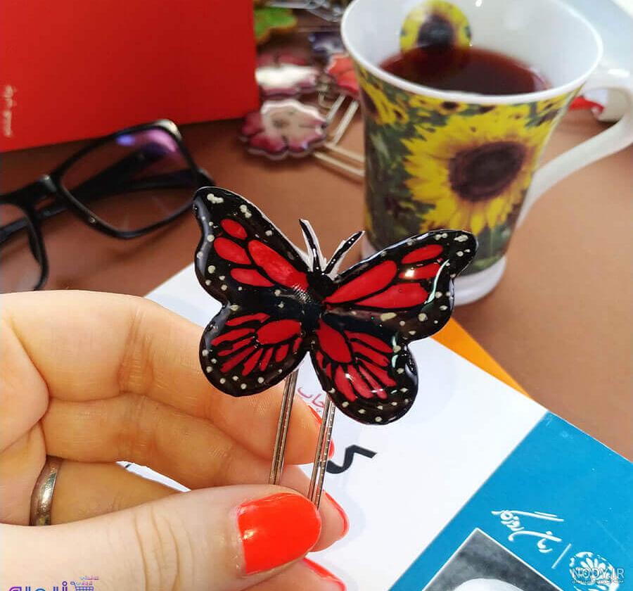 عکس پروانه آبی روی کتاب