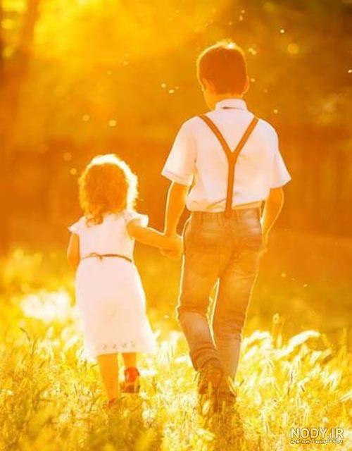 53 ایده ژست عکاسی خواهر برادری - ژست‌های دونفره خواهرانه و برادرانه — لنزآپ