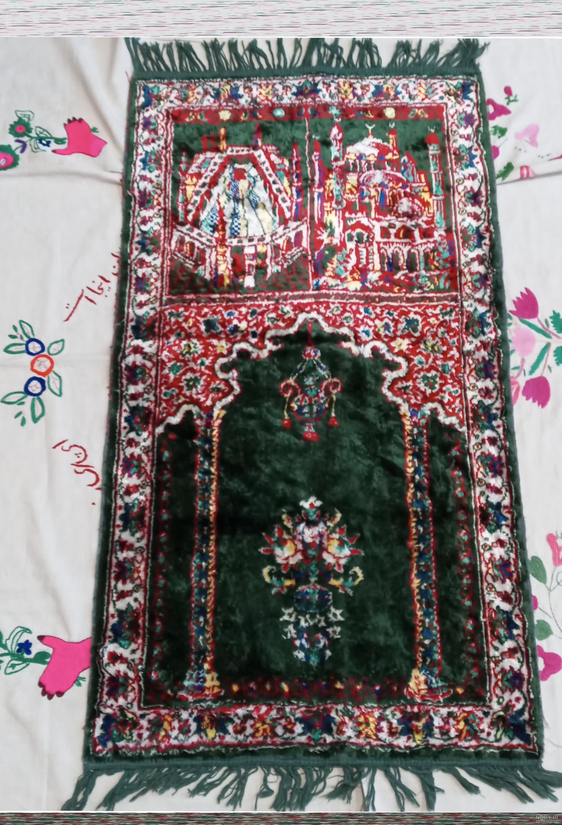 عکس با کیفیت تبلیغاتی تسبیح میان قرآن و در کنار سجاده نماز - لایه باز طرح  آماده psd - eps
