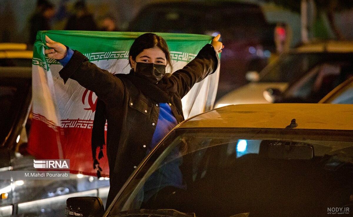 شادی هواداران روحانی در خیابان ولیعصر تهران/ تصاویر شادی هواداران روحانی در خیابان ولیعصر تهران/ تصاویر