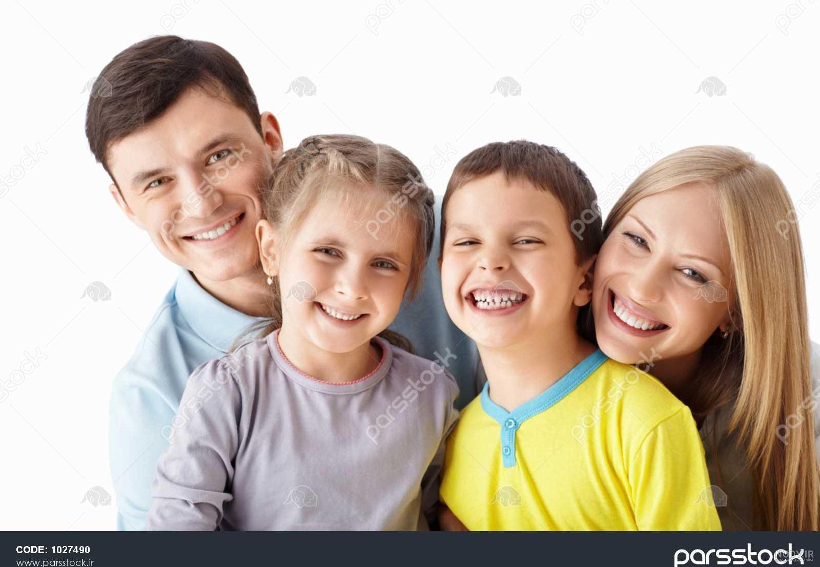 عکس استوک واقعی خانواده شاد در حال دویدن در دشت و صحرا