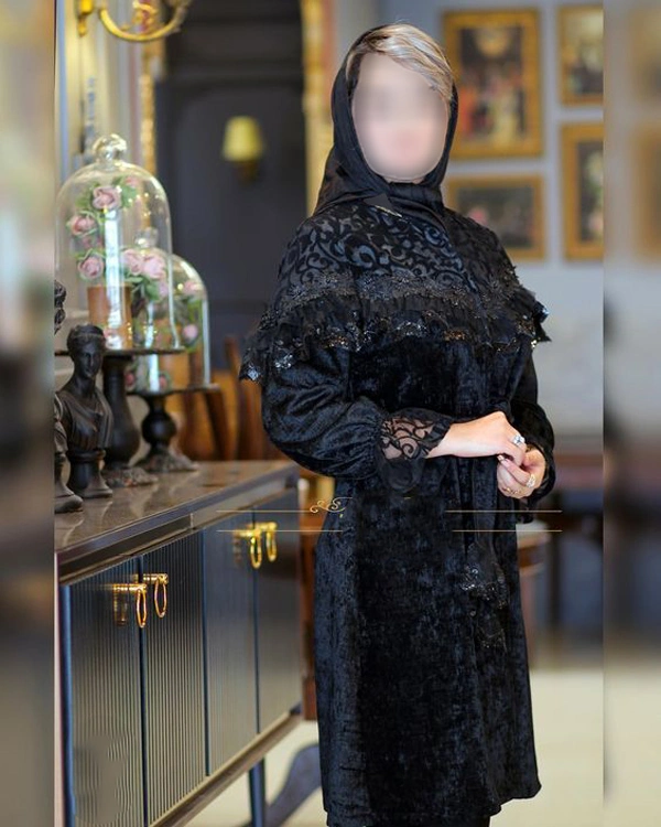 ۲۹ مدل مانتو مخمل مشکی بلند زنانه ؛ مخصوص خانم های سخت پسند و سرسنگین -  ماگرتا