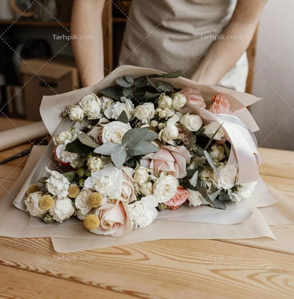 عکس دسته گل طبیعی روی میز عکس دسته گل طبیعی روی میز