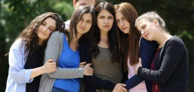 عکس بازیگران سریال غنچه های زخمی با همسرانشان