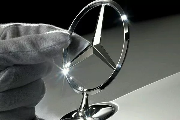 لوگو مرسدس بنز از ابتدا تا کنون چند بار تغییر کرد؟