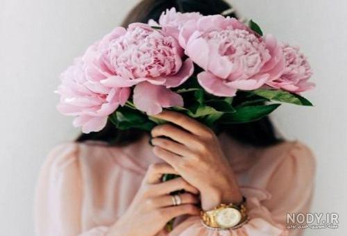  عکس دختر با گل نرگس برای پروفایل