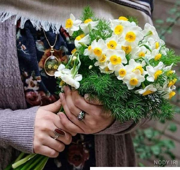  عکس دختر با گل نرگس برای پروفایل