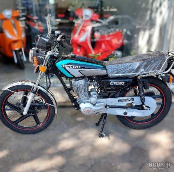 ژست عکس با موتور هوندا 125