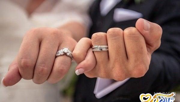 دانلود تصویر با کیفیت از حلقه های طلایی نامزدی (حلقه های ازدواج)